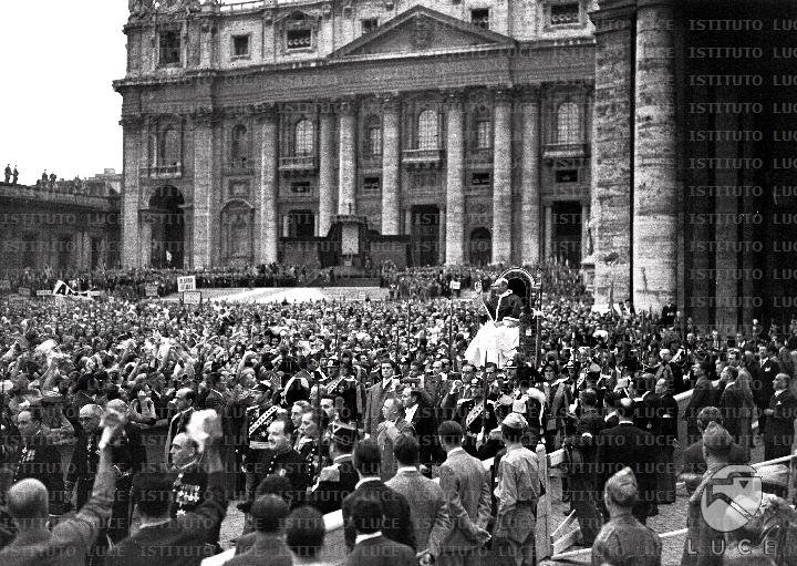 Manifestazione dell'Azione Cattolica in piazza S. Pietro nel 1947.