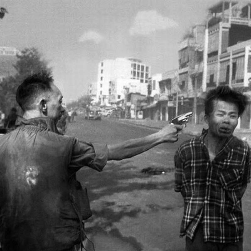 Generale sudvietnamita uccide con esecuzione sommaria un sospetto vietcong.