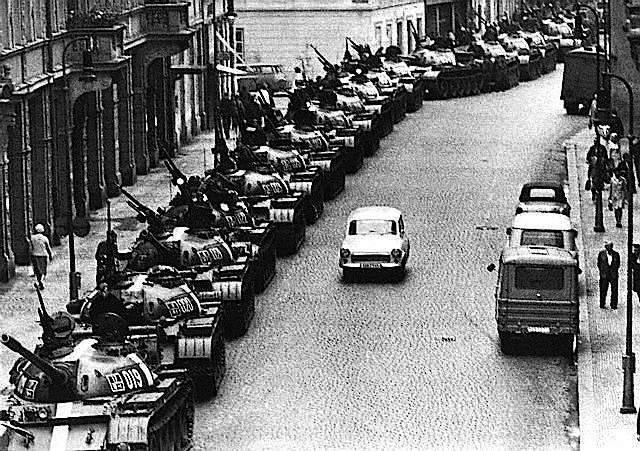 Carri armati sovietici entrano a Praga nell'agosto 1968.