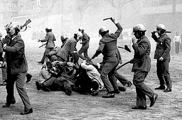 Città del Messico, piazza delle Tre Culture, 2 ottobre 1968: : 62 minuti di fuoco, oltre 300 vittime, 1200 feriti, 1800 arrestati, 25mila colpi sparati.