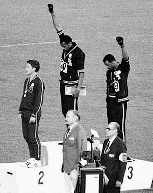 Alle olimpiadi di Città del Messico gli atleti neri statunitensi sul podio salutano col pugno guantato dei Black panthers.