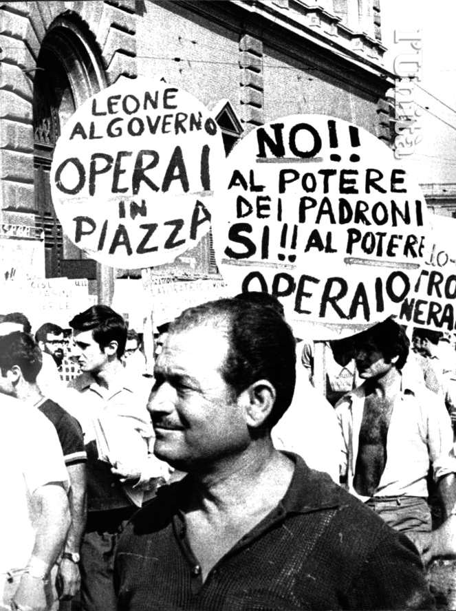 Operai in piazza durante lo sciopero per le pensioni del 14 novembre 1968.