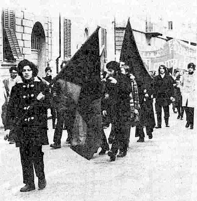 Serantini (in primo piano) durante la manifestazione a Pisa, poco prima degli scontri.
