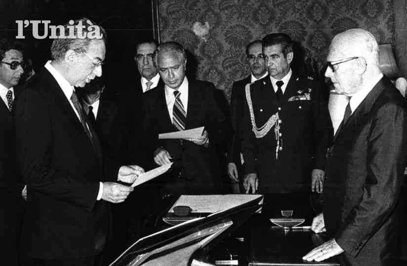 Francesco Cossiga giura davanti al Presidente Pertini per la formazione del suo I governo.
