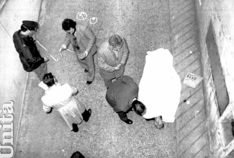 Il corpo del maresciallo Domenico Taverna, ucciso a Roma dalle Brigate rosse il 27 novembre 1979.