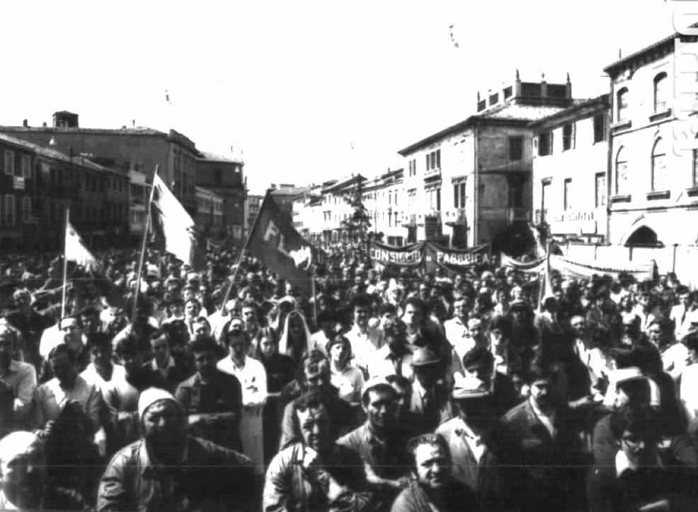 Manifestazione di operai di Mestre contro l'uccisione di Alfredo Albanese da parte delle Br, che rivendicano il delitto con un comunicato.