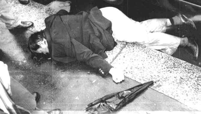 Il corpo di Walter Tobagi, ucciso il 28 maggio 1980 a Milano dalle Brigate rosse.