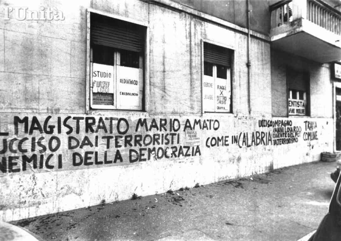 Sui muri viene condannato l'omicidio di Mario Amato.
