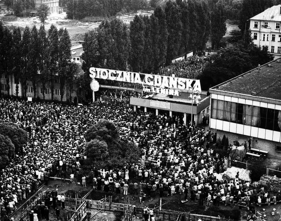 I cittadini di Danzica nell'agosto 1980 portano il loro sostegno agli operai in lotta nei cantieri Lenin.