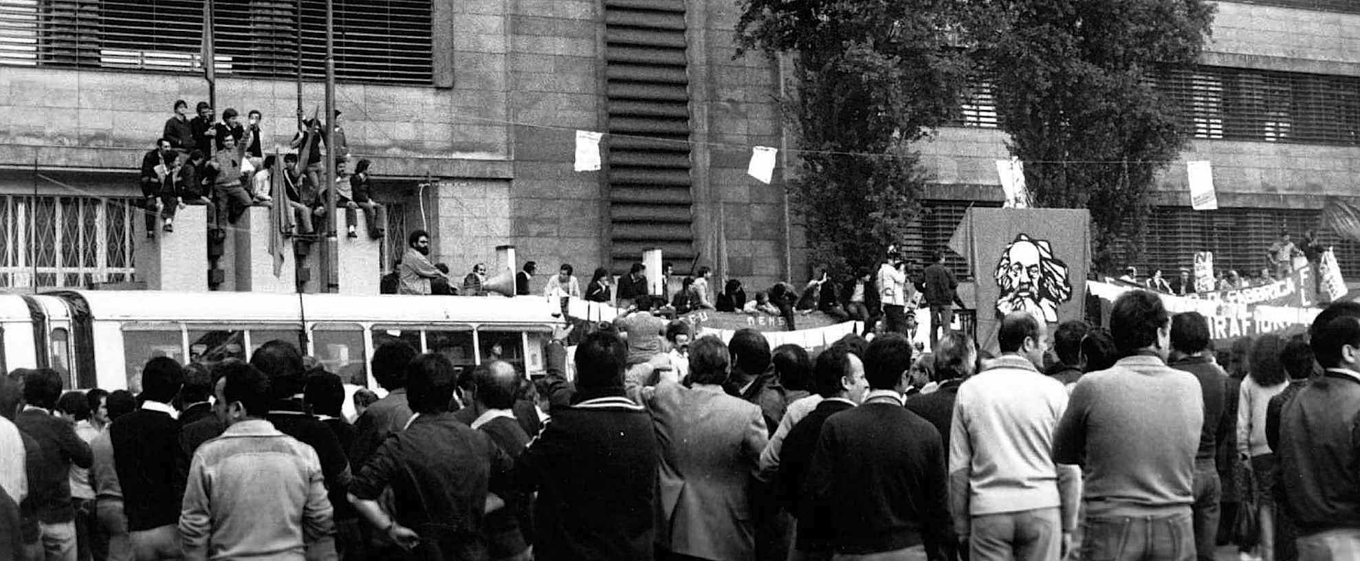 Davanti alla Fiat Mirafiori staziona il pullman che serve da centro di coordinamento della lotta operaia.