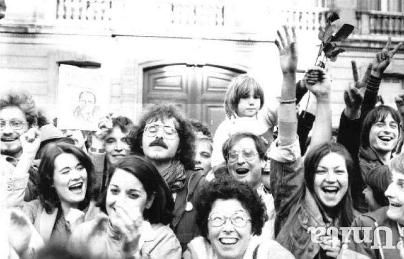 Sostenitori socialisti festeggiano la vittoria di François Mitterrand su Giscard d'Estaing.