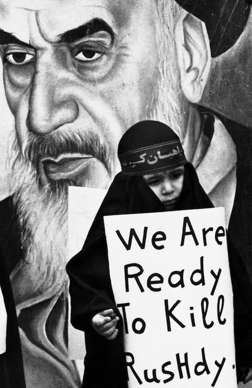 Manifestazione nel febbraio 1989 a Teheran (Iran) contro lo scrittore Salman Rushdie.