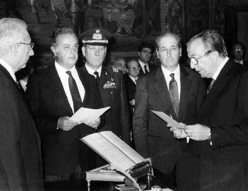 Giulio Andreotti giura davanti al presidente Cossiga per la formazione del suo VI governo.