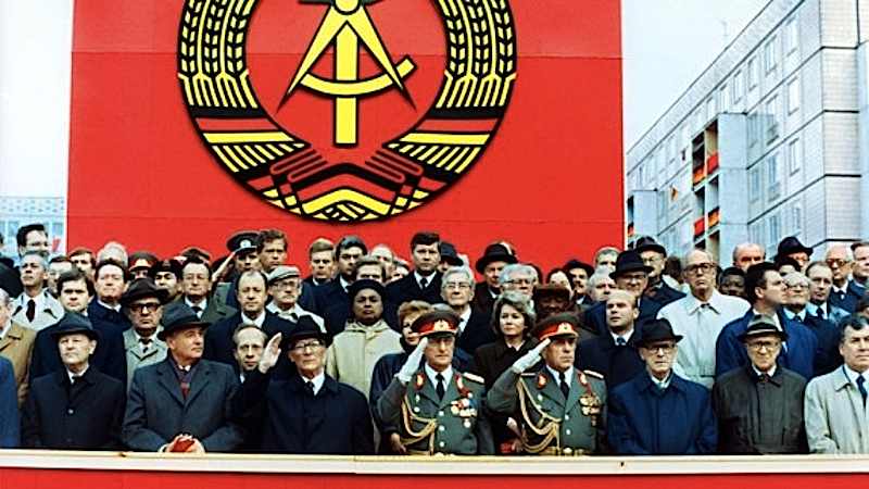 Il palco delle autorità a Berlino durante i festeggiamenti per il 40° anniversario della Rdt. È presente anche il leader sovietico Gorbaciov (secondo da sinistra).