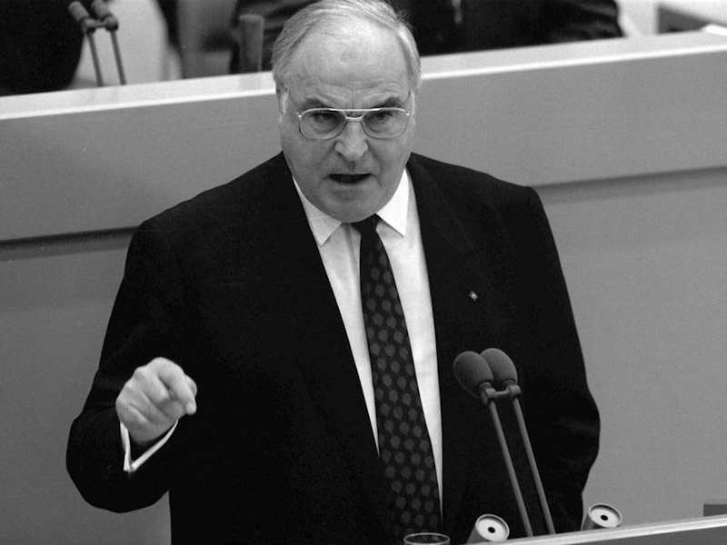 Helmut Kohl, cancelliere della Germania occidentale, il 28 novembre 1989 espone al Bundestag il suo piano in 10 punti per la riunificazione della Germania.