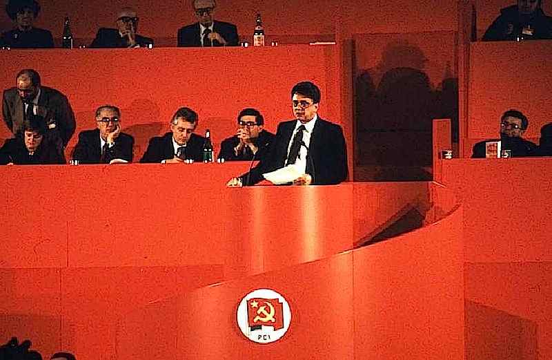 Achille Occhetto alla tribuna del XIX congresso del Pci nel marzo 1990.