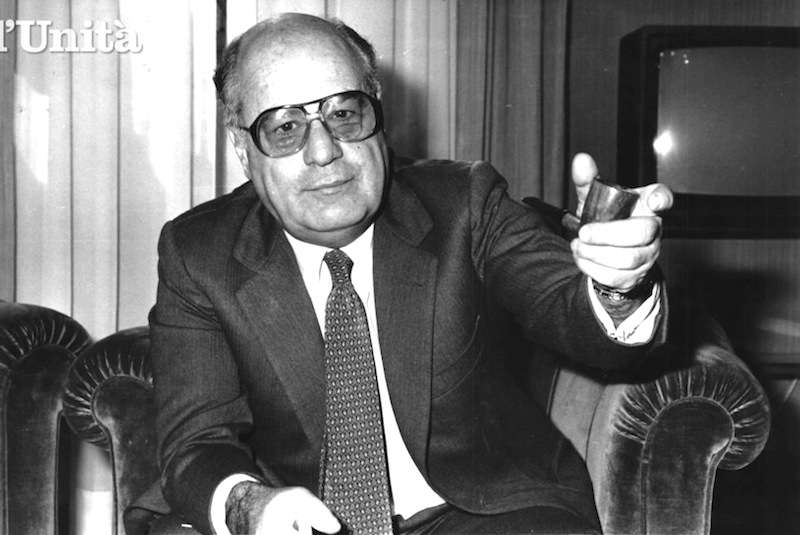 Oscar Mammì, ministro delle Poste e Telecomunicazioni, artefice della cosiddetta “legge Mammì” (legge n. 223 del 6-8-90) emanata a seguito del pronunciamento di incostituzionalità da parte della Corte Costituzionale sull'ordinamento delle reti tv nazionali previsto dalla precedente legge n. 10 del 1985. La legge Mammì consentiva concentrazioni di reti nazionali nelle mani di un singolo soggetto fino ad un numero massimo di tre, come nel caso esistente della Fininvest di Berlusconi.