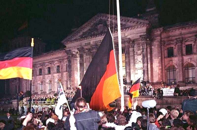 Il 3 ottobre 1990 il popolo tedesco festeggia davanti al Bundestag la riunificazione della Germania.
