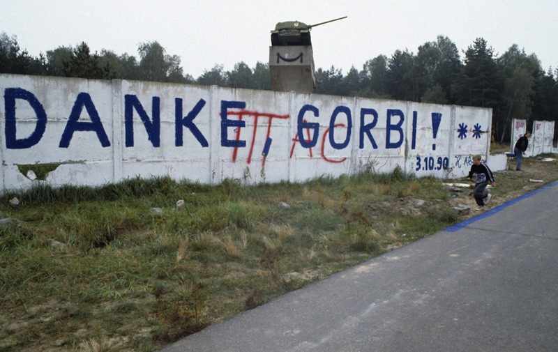 Germania Est e Germania Ovest sono riunificate. I tedeschi ringraziano Gorbaciov.