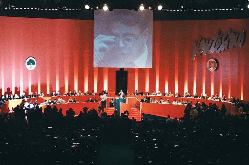 Achille Occhetto alla tribuna del XX e ultimo congresso del Pci del 1991. Nasce il Pds.