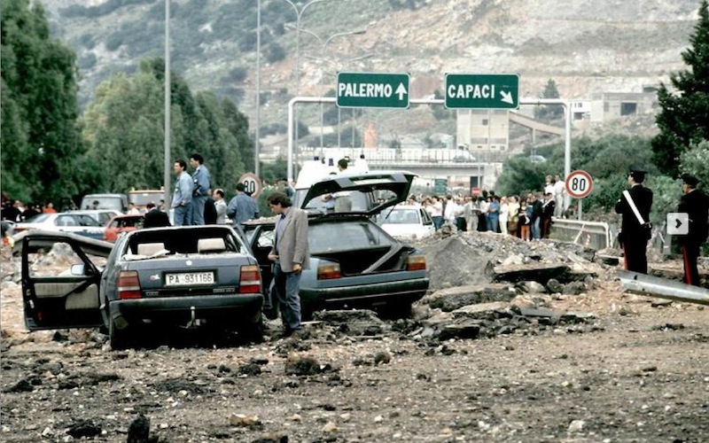 Lo scenario dell'attentato mafioso di Capaci in cui morirono il giudice Giovanni Falcone, la moglie Francesca Morvillo e i tre agenti della scorta, Vito Schifani, Rocco Dicillo e Antonio Montinaro.