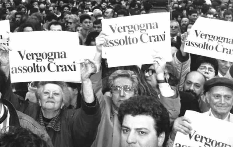 Manifestanti davanti a Montecitorio contro il voto che assolve Craxi dalle accuse della magistratura.