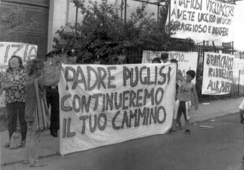 Abitanti del quartiere Brancaccio di Palermo manifestano contro la mafia davanti alla parrocchia di don Puglisi, il giorno successivo al suo assassinio.