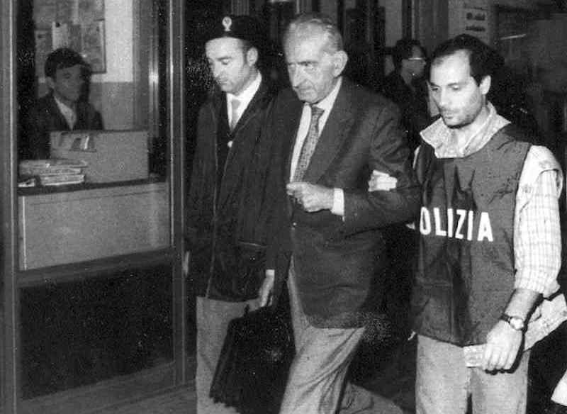 Duilio Poggiolini, arrestato il 20 settembre 1993 a Lugano per lo scandalo delle tangenti della Sanità, viene estradato in Italia.