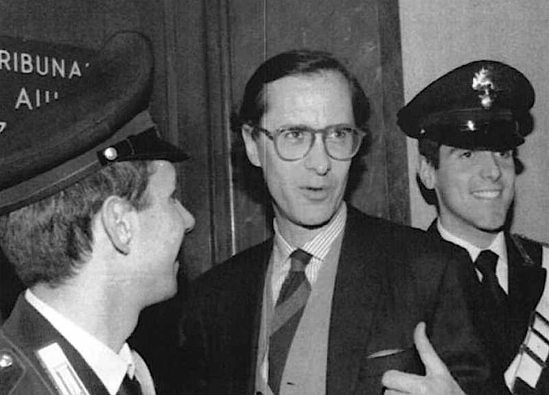 Il 28 ottobre 1993 si apre il processo Enimont per le tangenti ai partiti politici. Tra i principali accusati figurano Forlani, Craxi, Altissimo. Intermediario è Sergio Cusani (in foto), dirigente del gruppo Montedison.