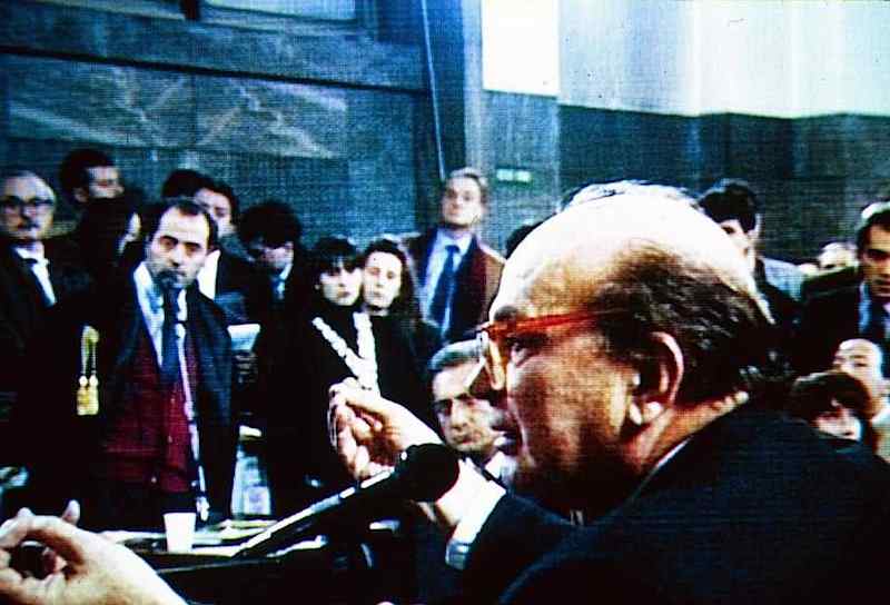 Bettino Craxi al processo Enimont, nel quale ammise di aver ricevuto finanziamenti illeciti.