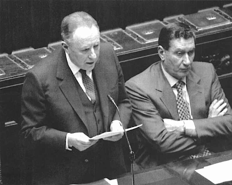 Ciampi il 12 gennaio 1994 presenta al Parlamento le dimissioni del suo governo.