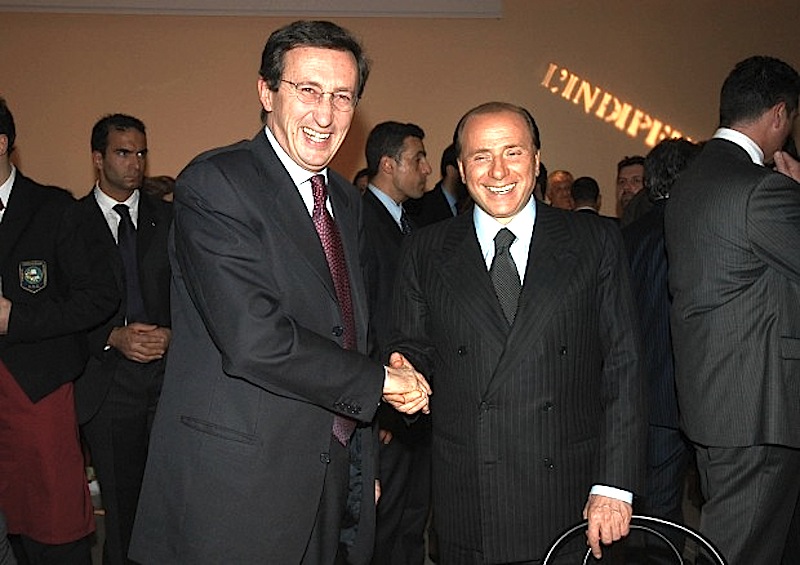 Berlusconi e Fini (a sinistra nella foto) stringono l'alleanza elettorale del Polo per il buon governo, costituita nelle circoscrizioni del centro-sud.